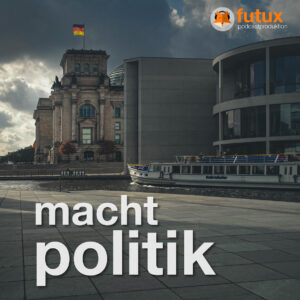 Reichstagsgebäude und Kanzleramt. davor ein Boot